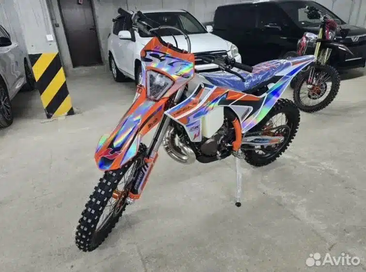 Hengjian S8-Z330 Race Version Enduro-Motorrad mit auffälliger Verkleidung in einer Tiefgarage