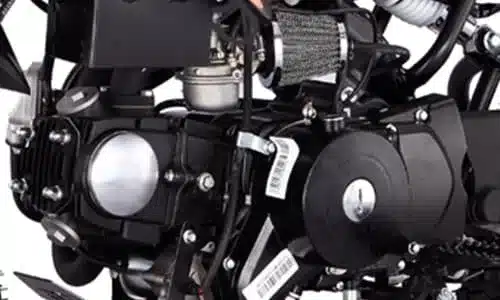 Detailaufnahme des Motors der Tao Motor DB10, einem Offroad-Kindermotorrad