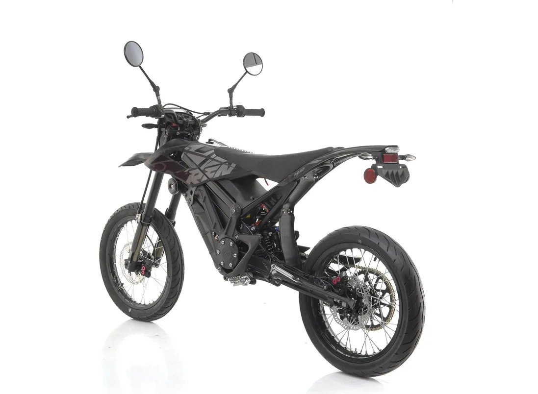 Das Elektro-Dirtbike RFN ARES Road mit geländetauglicher Ausstattung und straßenzugelassenem Design, fotografiert vor weißem Hintergrund.