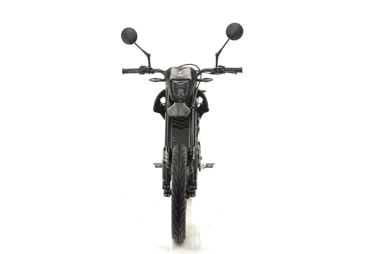 Elektro-Dirtbike RFN ARES Road in Frontalansicht auf weißem Hintergrund