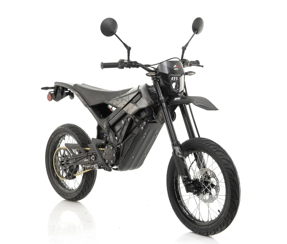 RFN ARES Road Elektro-Dirtbike, schwarze Offroad-Maschine mit Spiegeln und Stollenreifen auf weißem Hintergrund