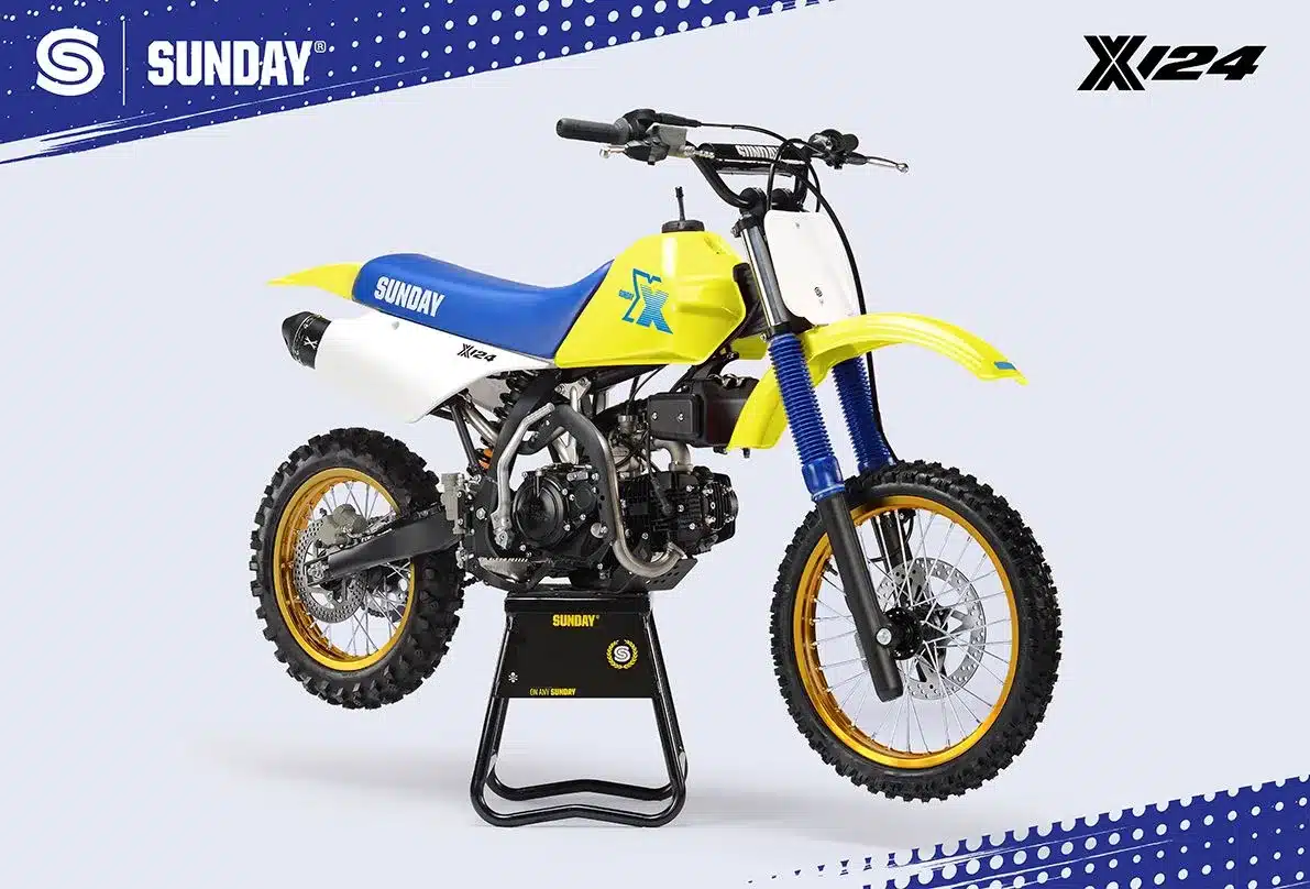 Sunday X 124 Yellow 2025 Vintage-Cross-Motorrad in Gelb-Blau, Seitenansicht auf Montageständer