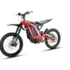 Elektro-Offroadbike Sur-Ron Light Bee S in Rot, Seitenansicht auf weißem Hintergrund.