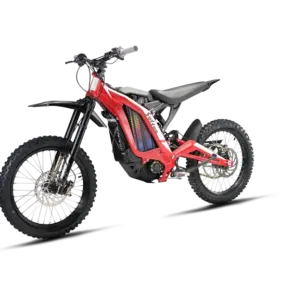 Elektro-Offroadbike Sur-Ron Light Bee S in Rot, Seitenansicht auf weißem Hintergrund.