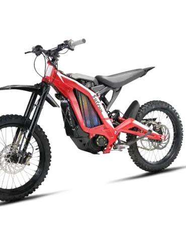 Elektro-Offroadbike Sur-Ron Light Bee S in Rot, Seitenansicht auf weißem Hintergrund.