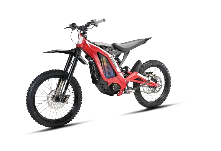 Elektro-Offroadbike Sur-Ron Light Bee S in Rot, Seitenansicht auf weißem Hintergrund.