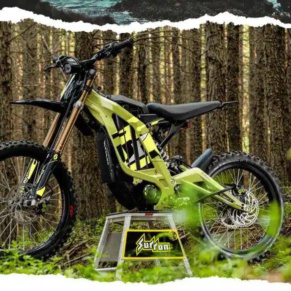 Sur-Ron Light Bee X Elektro-Enduro-Motorrad im Wald auf einem Montageständer.