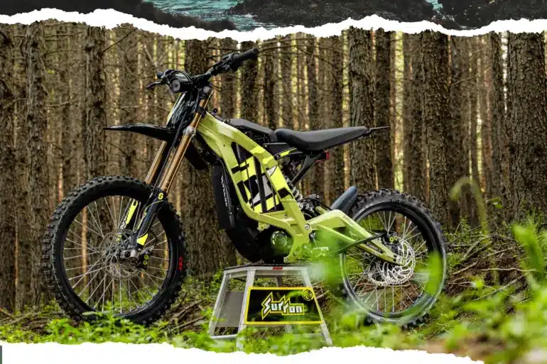 Sur-Ron Light Bee X Elektro-Enduro-Motorrad im Wald auf einem Montageständer.