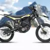 Sur-Ron Ultra Bee C 2025 Elektro-Enduro in schwarz-gelber Lackierung vor einer Berglandschaft