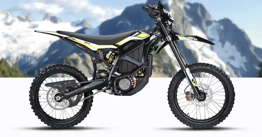 Sur-Ron Ultra Bee C 2025 Elektro-Enduro in schwarz-gelber Lackierung vor einer Berglandschaft