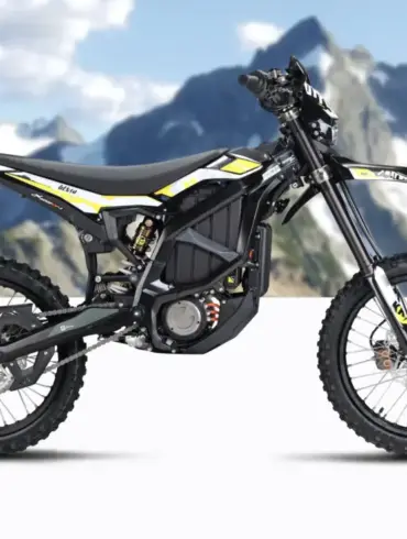 Sur-Ron Ultra Bee C 2025 Elektro-Enduro in schwarz-gelber Lackierung vor einer Berglandschaft