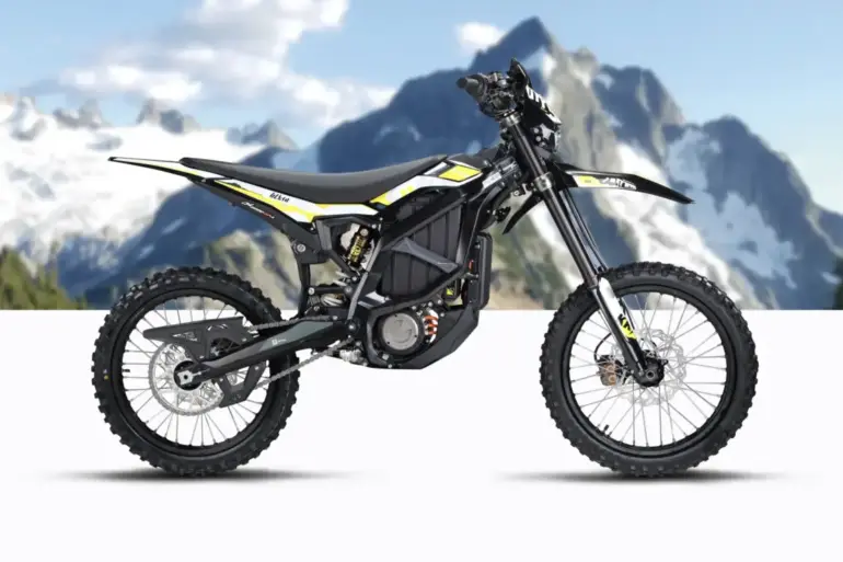 Sur-Ron Ultra Bee C 2025 Elektro-Enduro in schwarz-gelber Lackierung vor einer Berglandschaft