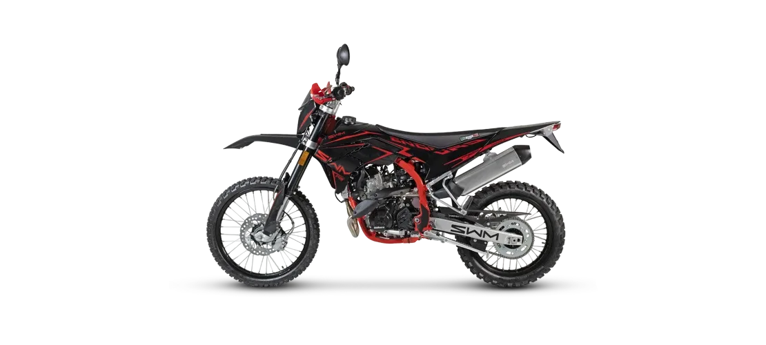 SWM RS 125 R Motorrad in Schwarz-Rot, seitliche Ansicht auf weißem Hintergrund