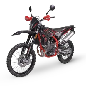 Enduro-Motorrad SWM RS 125 R in schwarz-roter Lackierung vor weißem Hintergrund
