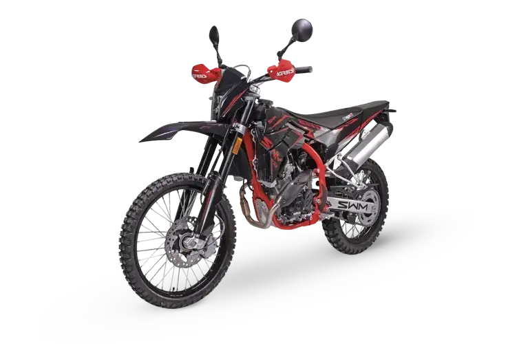 Enduro-Motorrad SWM RS 125 R in schwarz-roter Lackierung vor weißem Hintergrund