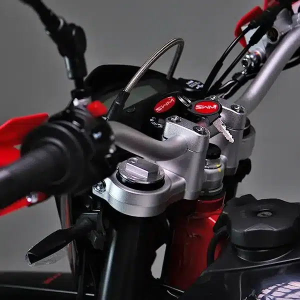 Nahaufnahme des Lenkers und Cockpits einer SWM RS 125 R Enduro, Fokus auf Zündschlüssel, LCD-Display und Bedienelemente