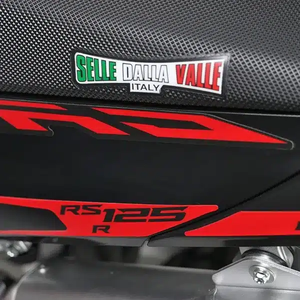 Detailaufnahme der SWM RS 125 R mit Selle Dalla Valle Sitzbank und Modellschriftzug