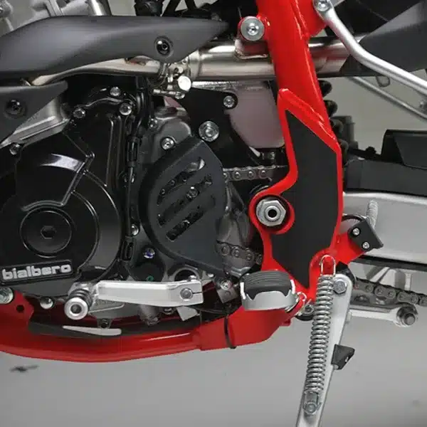 Nahaufnahme des Motors und Rahmens der SWM RS 125 R Enduro-Motorrads