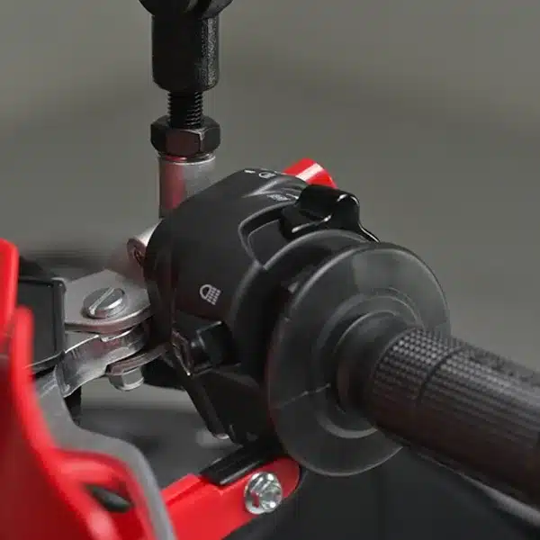 Lenkerschalter und Griff einer SWM RS 125 R Enduro
