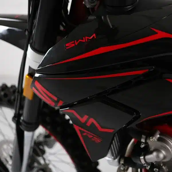 Nahaufnahme der SWM RS 300 R, zeigt Tankverkleidung und Aufhängung