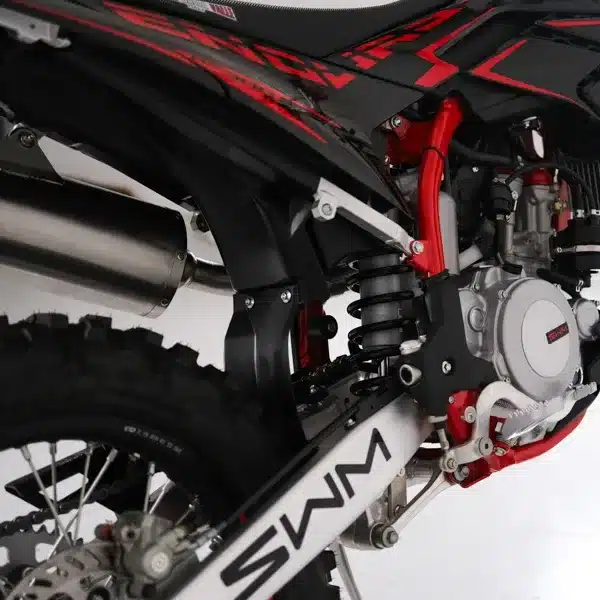 Detailaufnahme vom Fahrwerk, Motor und Hinterrad der SWM RS 300 R Enduro