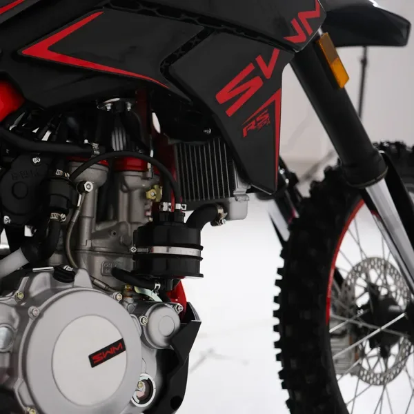 Nahaufnahme des Motors, Rahmens und Vorderrads der SWM RS 300 R Enduro.