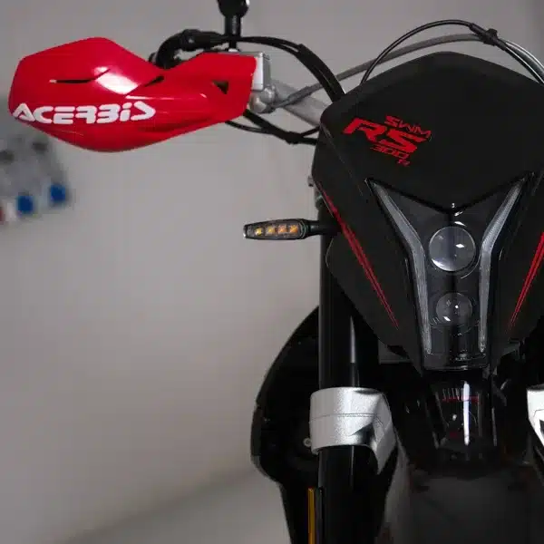 Front der SWM RS 300 R mit modernem Scheinwerfer und rotem Handschutz