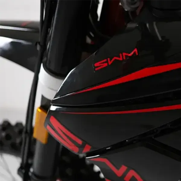 Detailansicht der Vorderseite der SWM RS 500 R Enduro mit SWM-Logo