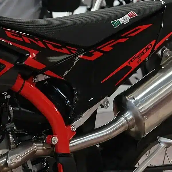 Detailansicht vom Auspuff und Rahmen einer SWM RS 500 R Enduro.