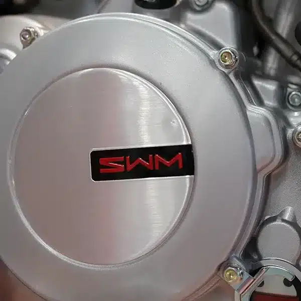 Detailansicht des Motors der SWM RS 500 R Enduro mit SWM-Logo.