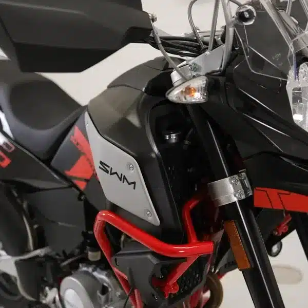 Nahaufnahme einer SWM Superdual T, Adventure-Bike mit roten Schutzbügeln und grauen SWM-Schriftzügen.