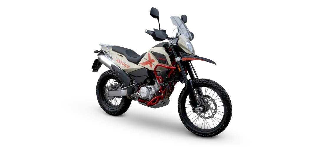 SWM Superdual X Reiseenduro, beige mit rotem Rahmen und großem Windschild, linksseitig aufgenommen.