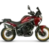 SWM Versante 550 Adventure-Motorrad in Burgundy Red, Seitenansicht, mit goldenen Speichenrädern auf weißem Hintergrund.