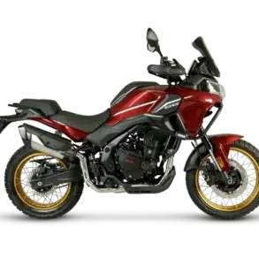 SWM Versante 550 Adventure-Motorrad in Burgundy Red, Seitenansicht, mit goldenen Speichenrädern auf weißem Hintergrund.