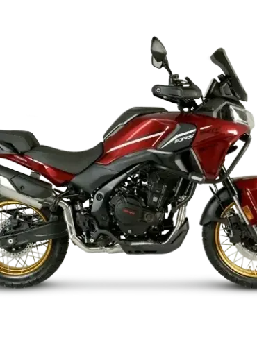 SWM Versante 550 Adventure-Motorrad in Burgundy Red, Seitenansicht, mit goldenen Speichenrädern auf weißem Hintergrund.