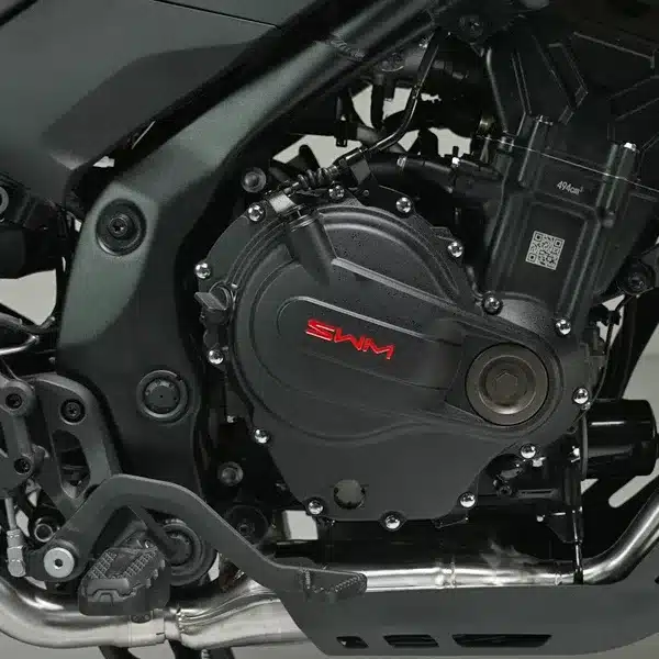Nahaufnahme des Motors der SWM Versante 550, Zweizylinder mit SWM-Schriftzug.