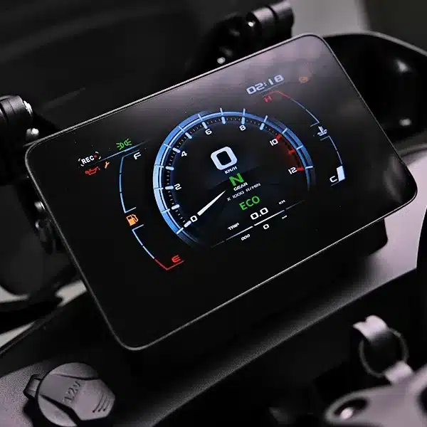 TFT-Display mit digitalem Tacho und Anzeige von Geschwindigkeit, Gang, Fahrmodus und Systemstatus in einer SWM Versante 550.