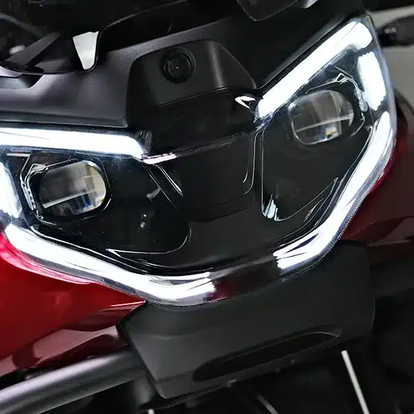 LED-Scheinwerfer und Frontpartie der SWM Versante 550 in Nahaufnahme