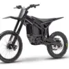 Elektrisches Offroad-Motorrad Talaria Komodo MX6 in Schwarz, freigestellt vor weißem Hintergrund