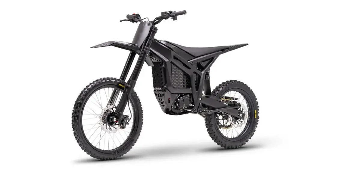Elektrisches Offroad-Motorrad Talaria Komodo MX6 in Schwarz, freigestellt vor weißem Hintergrund