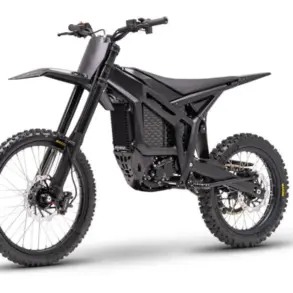 Elektrisches Offroad-Motorrad Talaria Komodo MX6 in Schwarz, freigestellt vor weißem Hintergrund