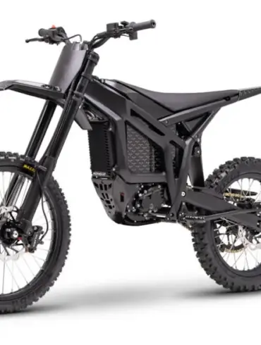 Elektrisches Offroad-Motorrad Talaria Komodo MX6 in Schwarz, freigestellt vor weißem Hintergrund