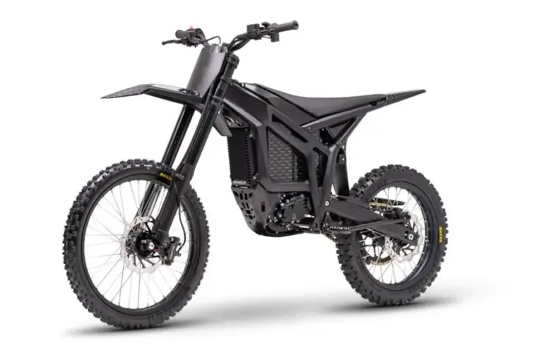 Elektrisches Offroad-Motorrad Talaria Komodo MX6 in Schwarz, freigestellt vor weißem Hintergrund