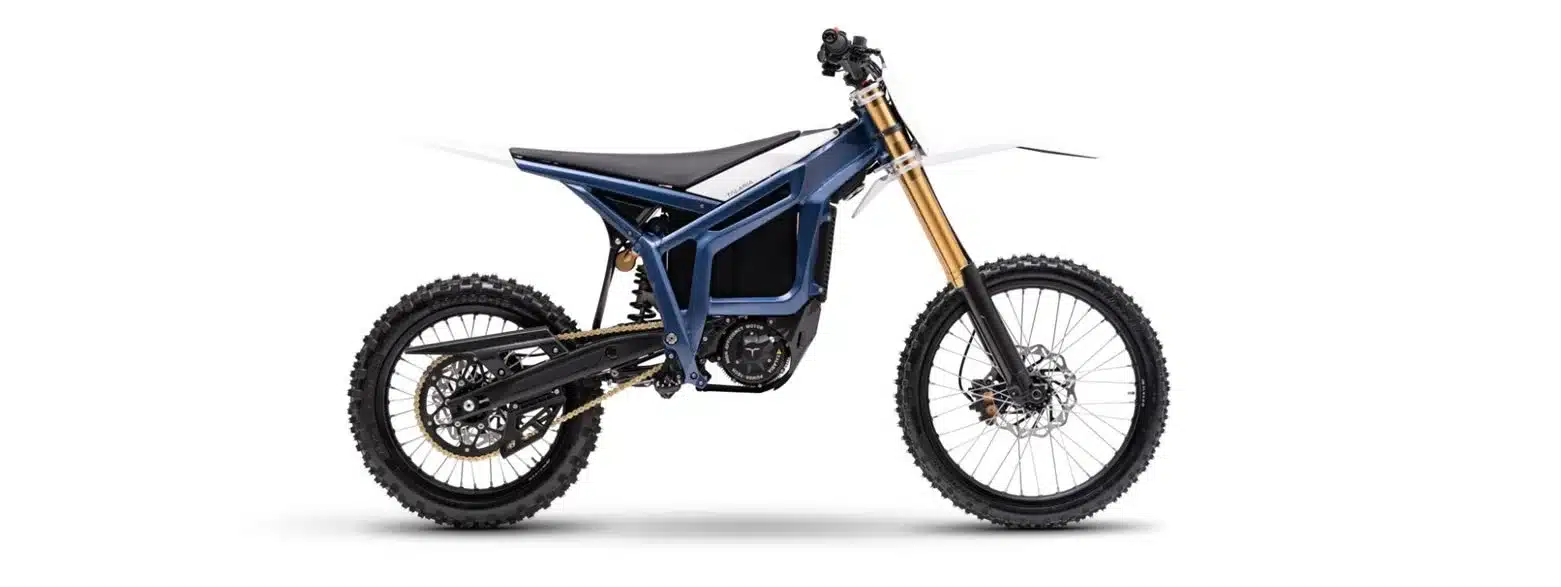 Talaria Komodo MX6 Elektromotorrad in Seitenansicht auf weißem Hintergrund.