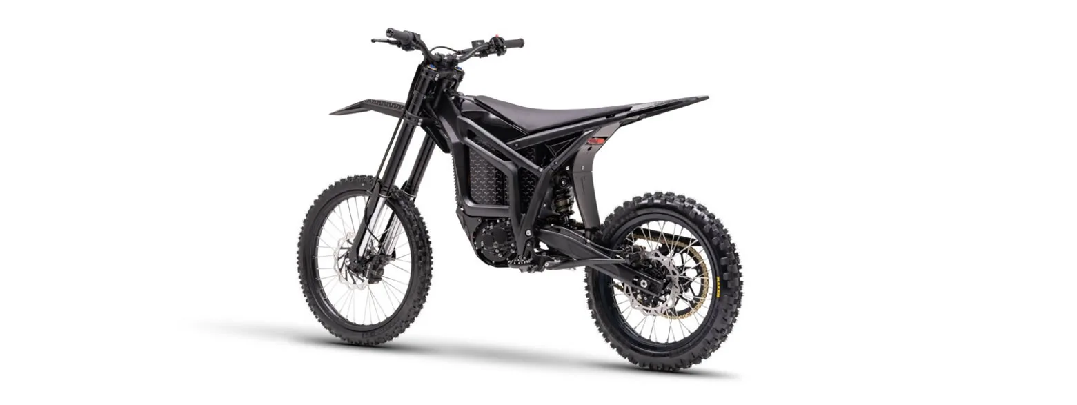 Seitliche Ansicht der Talaria Komodo MX6, ein vollelektrisches Offroad-Motorrad mit grobstolligen Reifen und Aluminiumrahmen.