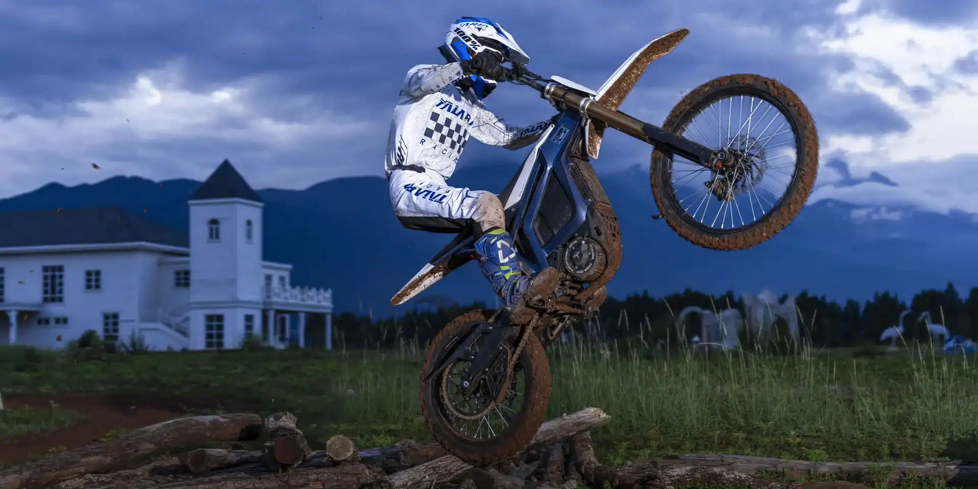 Talaria Komodo MX6 E-Offroad-Motorrad mit Fahrer beim Fahren über Hindernisse in natürlicher Umgebung.