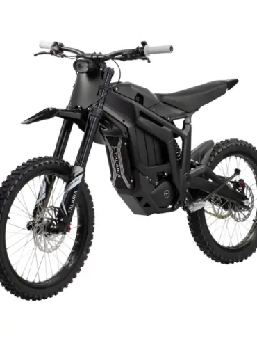 Talaria Sting MX3 Elektromotorrad in Schwarz, seitliche Ansicht, Offroad-Bereifung, Aluminiumrahmen, kompakte Bauweise.