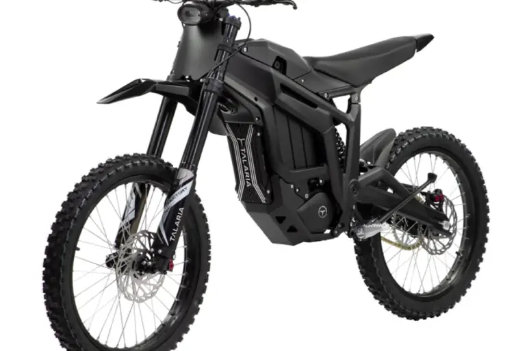 Talaria Sting MX3 Elektromotorrad in Schwarz, seitliche Ansicht, Offroad-Bereifung, Aluminiumrahmen, kompakte Bauweise.