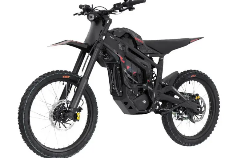 Elektro-Offroadbike Talaria Sting MX5 Pro mit 72V-Antrieb, grobstolligen Reifen und stabilem Aluminiumrahmen.