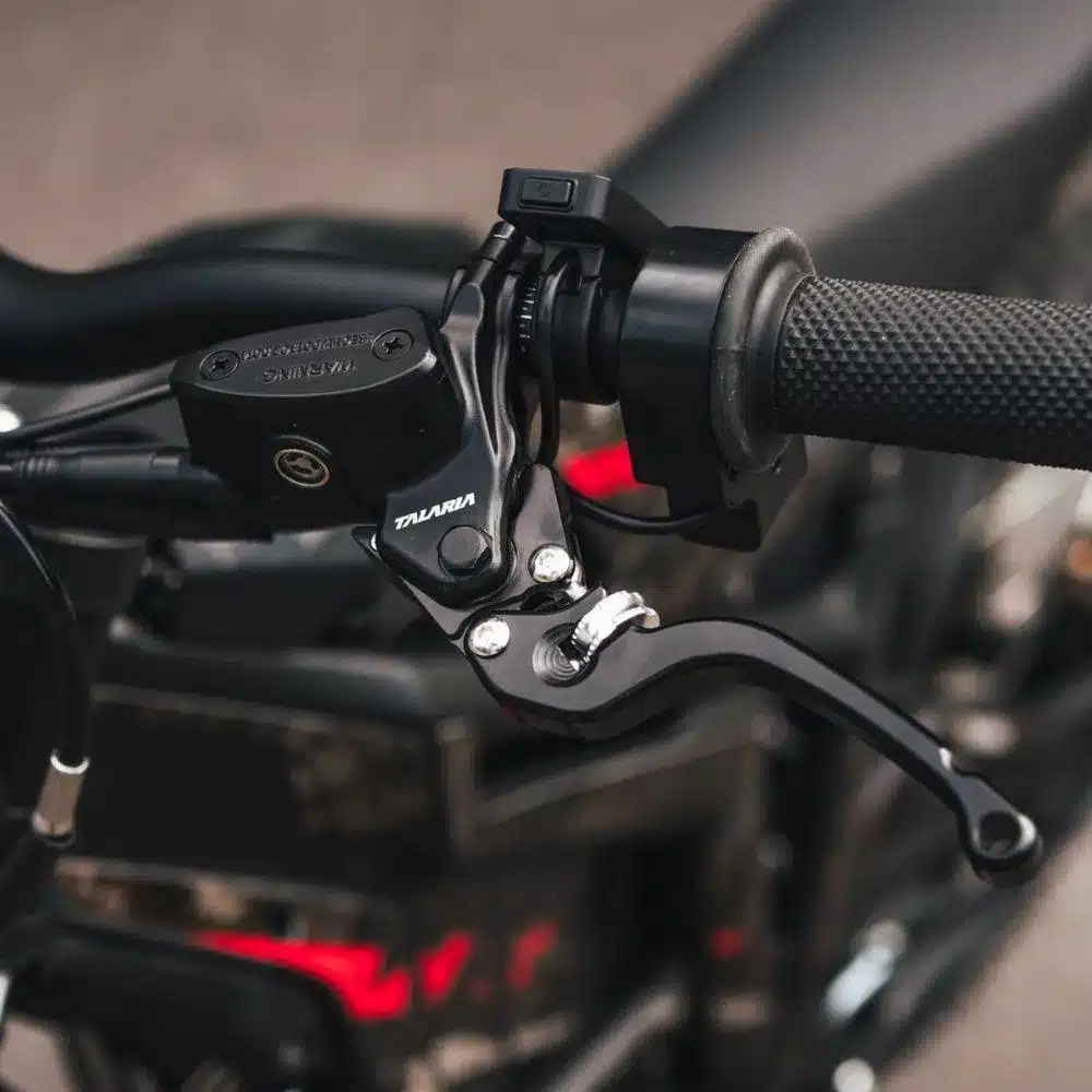Detailaufnahme des rechten Bremshebels und Griffs der Talaria Sting MX5 Pro